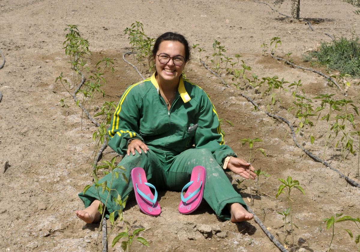 Anita la Cortijera, en el campo donde trabaja en la localidad de Baza.