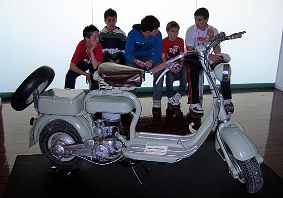 Uno de las motos con las que se desplazó el pintor por la provincia.