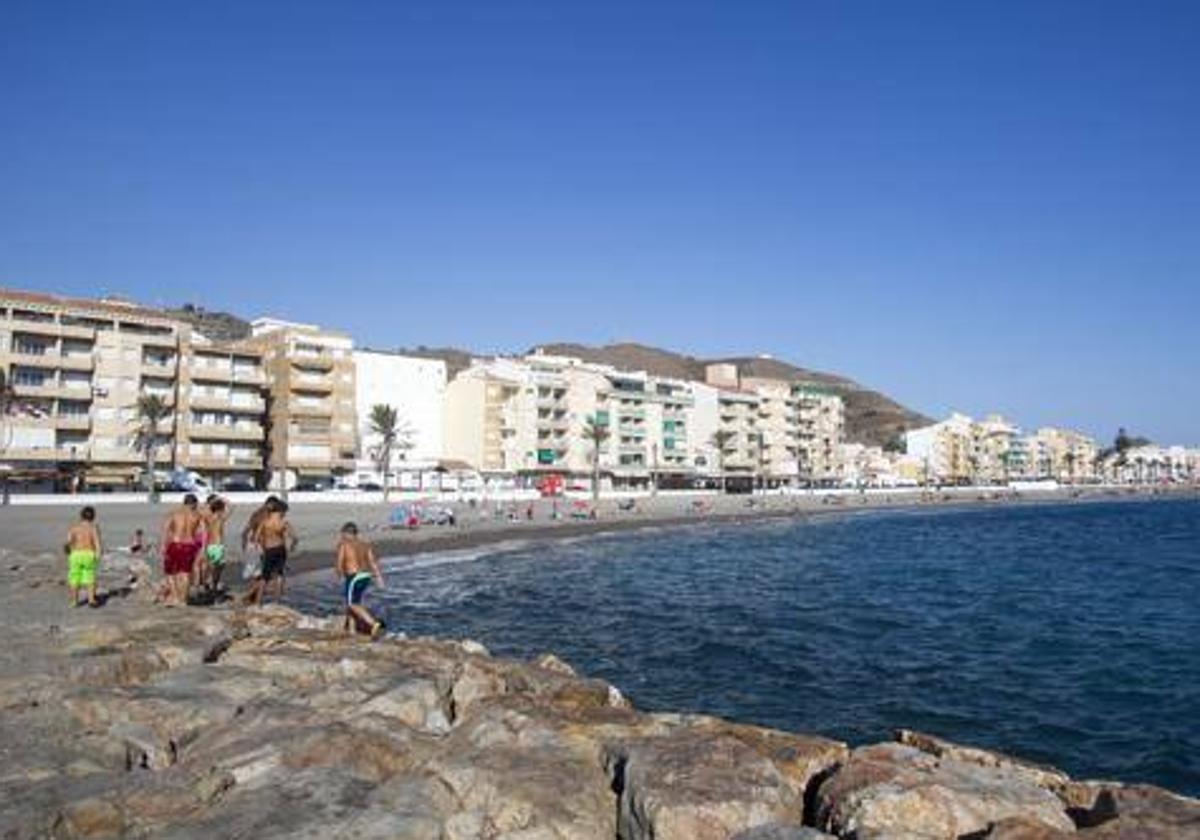 Viviendas en la playa de Torrenueva.