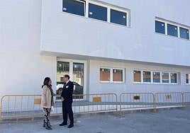 Catalina Madueño y Juan Mesa, junto a las obras casi finalizadas.