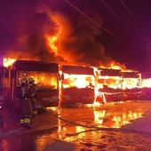 Arden ocho autobuses urbanos de Granada en un virulento incendio en las cocheras