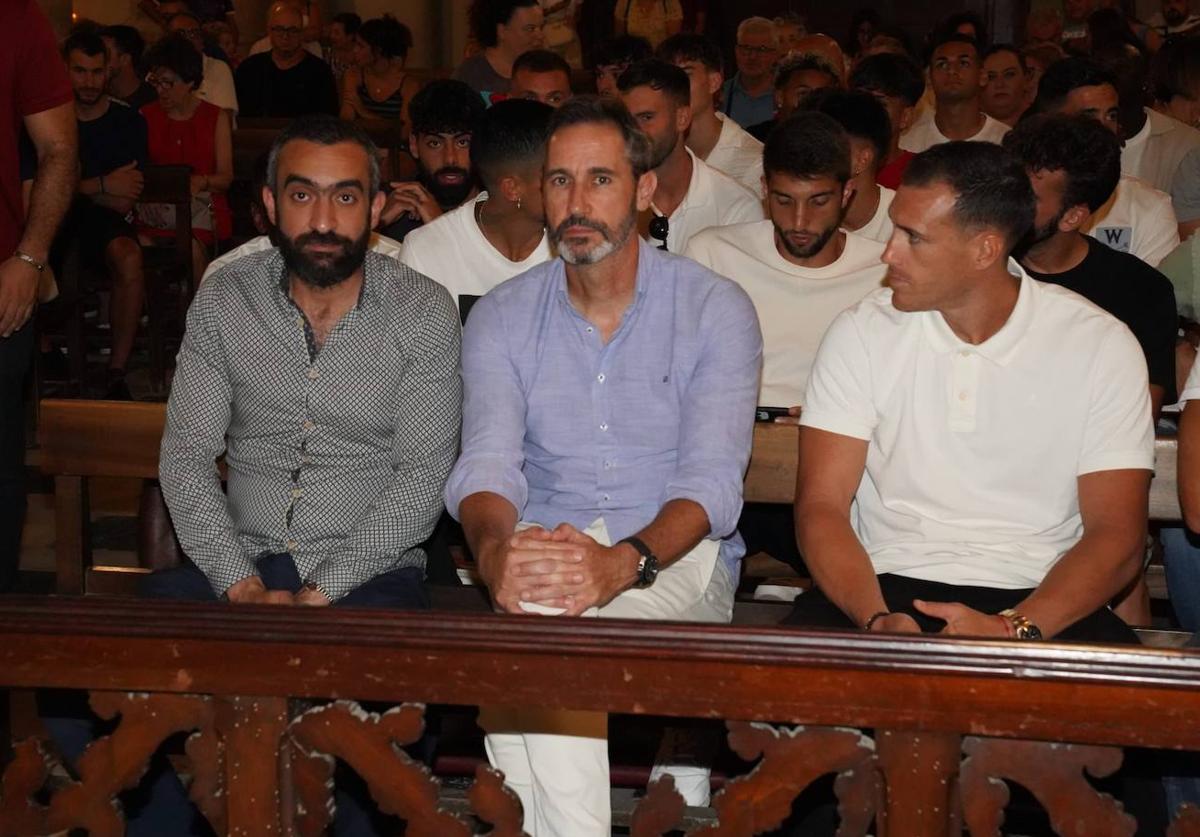 Mohamed El Assy, Vicente Moreno y Fernando Martínez, en la ofrenda floral.