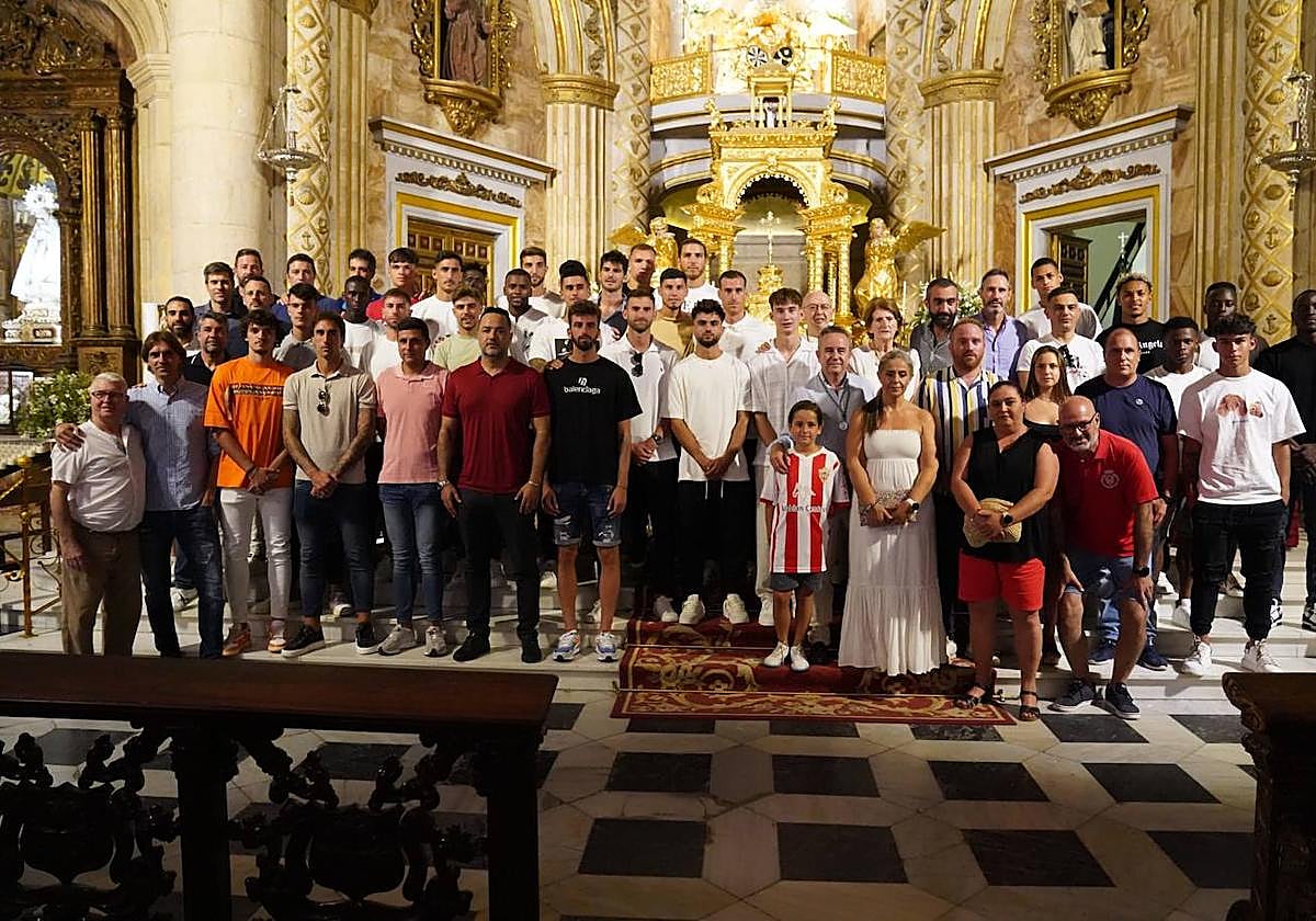 Foto de familia en la visita a la Virgen del Mar.