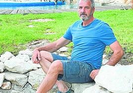 Ríos, en su 'Cantera', en la capital jienense. Detrás, las cabras que le 'visitan' a diario.