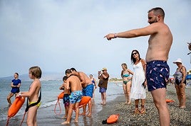Clases de salvamento y socorrismo en las playas para los más pequeños