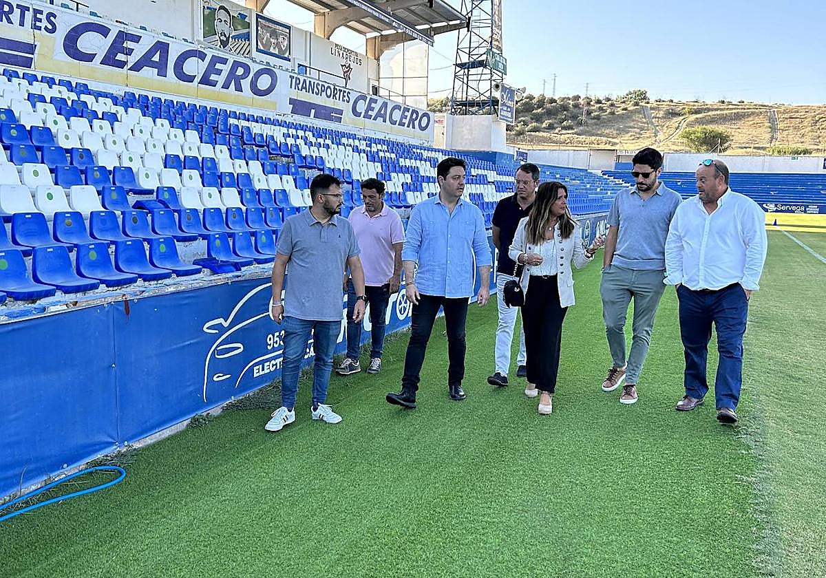 Dirigentes municipales, personal técnico y directivos del Linares.