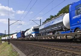 Transporte de camiones por ferrocarril.