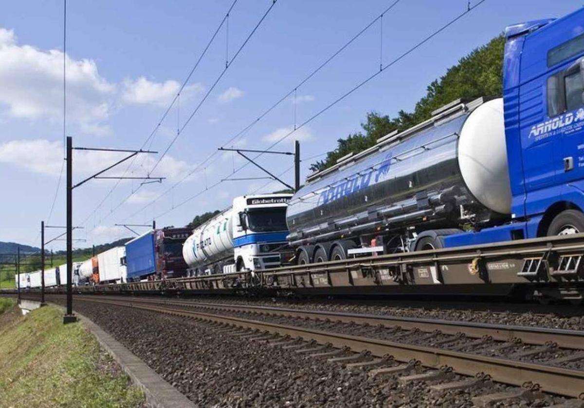 Transporte de camiones por ferrocarril.