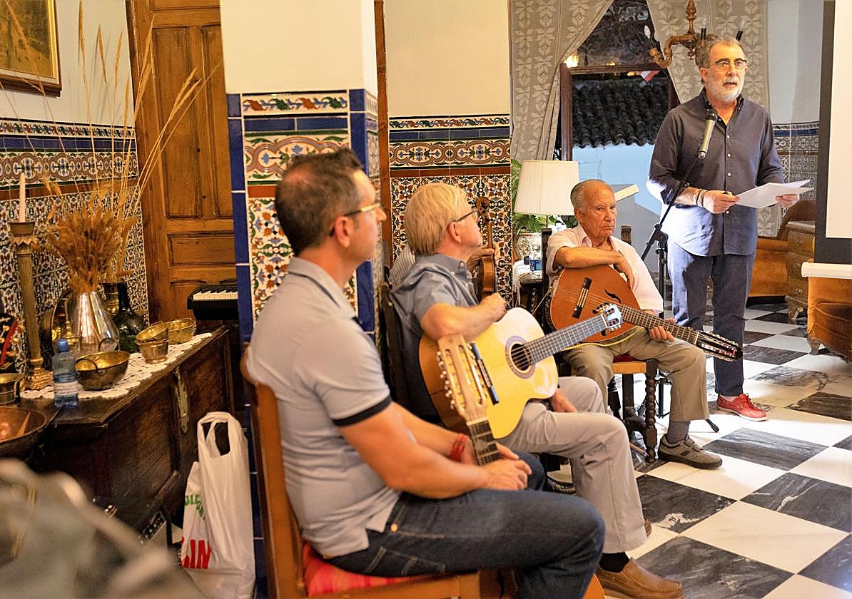 Miguel Ángel Rodríguez durante su exposición junto al cuarteto musical.