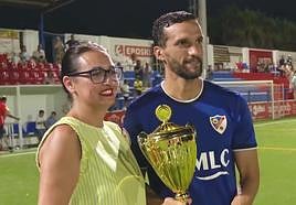 Rodri recogiendo el premio como campeones del 25 aniversario del trofeo de Torre del Mar.