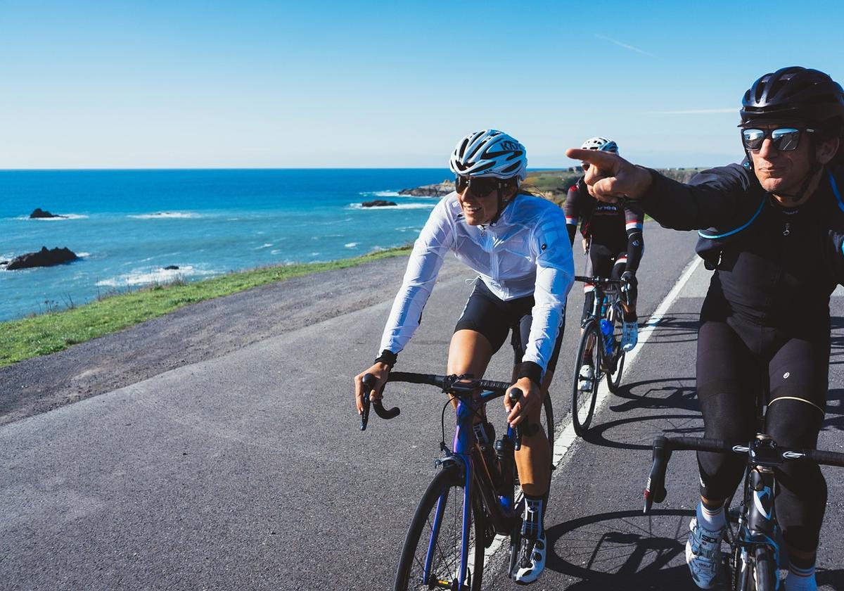 Aviso de la DGT sobre los grupos de ciclistas en las carreteras.