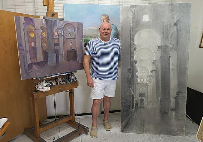 En su taller, con una obra terminaday otra por terminar.