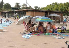 La piscina de Las Fuentezuelas, la más grande de Jaén, ayer por la tarde.