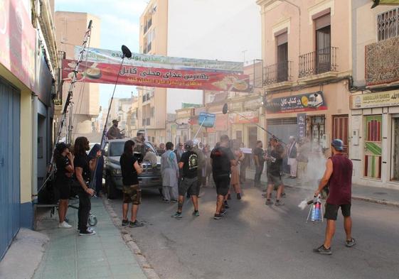 Recreación de un enclave de Afganistán en la calle Regocijos de Almería durante el rodaje de la serie 'La Unidad' de la plataforma Movistar +.