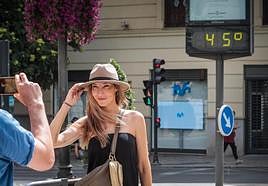La ola de calor llega a su cresta en Andalucía: 44 grados, calima y noches tórridas.