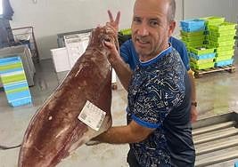 Los pescadores, con el calamar.