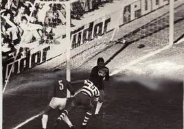 En la temporada 1974/1975, el Granada comenzó la Liga ante el Atlético de Madrid.