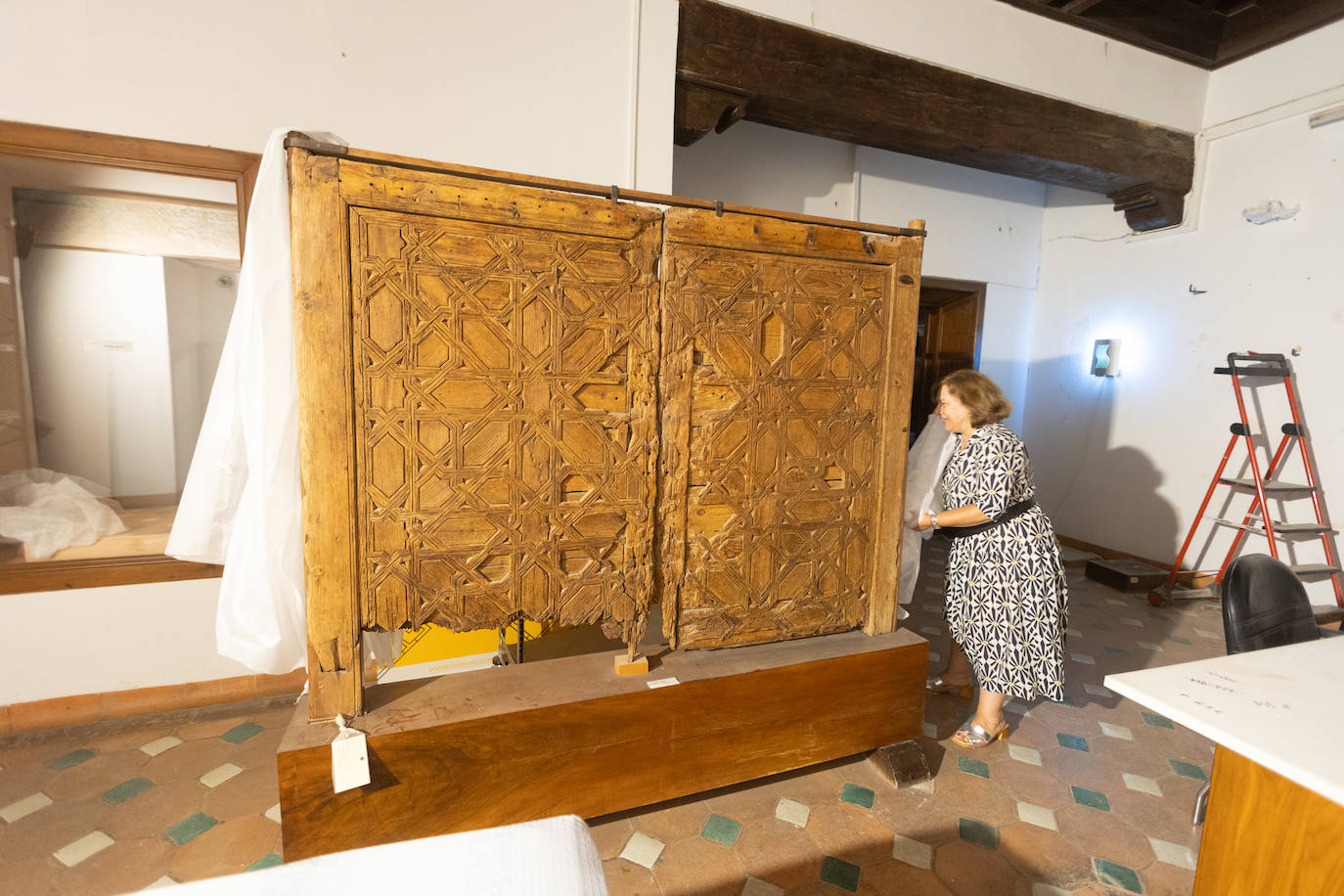 Puerta de la Casa de la Tiña, del Albaicín, que será transportada estos días hasta el Área de Reserva de Nuevos Museos.