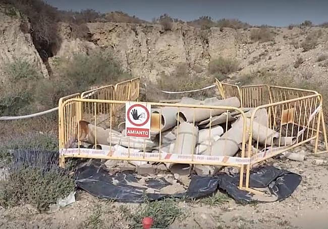 Materiales de amianto, entre los residuos almacenados en el terreno.