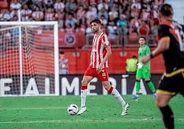 Édgar González inicia un ataque del Almería.