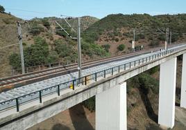 El viaducto de Cortaceros, preparado para el paso de trenes tras las obras.