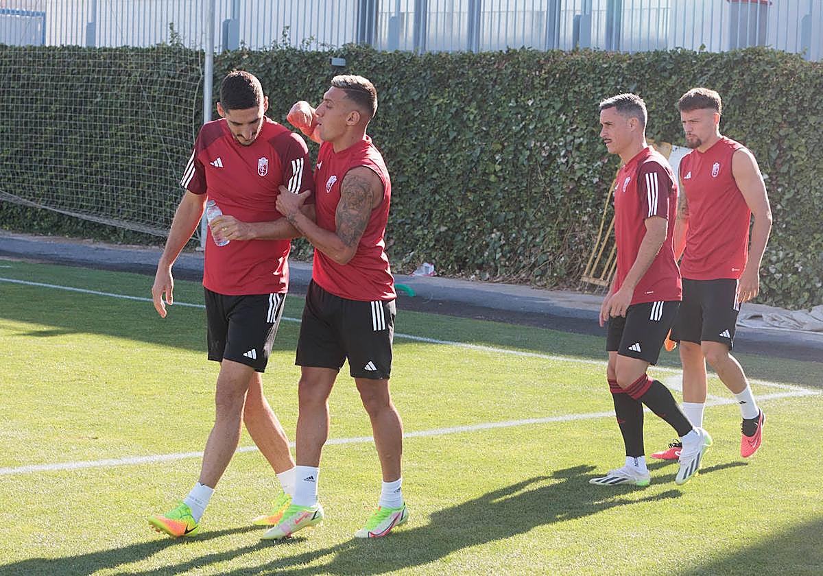 Myrto Uzuni bromea con Yann Bodiger al salir al trabajo.