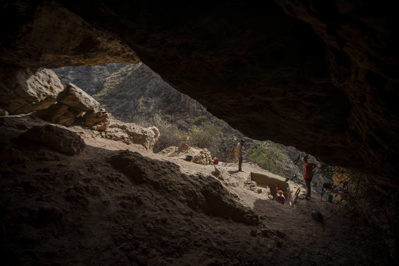 Imagen secundaria 1 - Trabajos arqueológicos en el interior de la Cueva de los Murciélagos. 