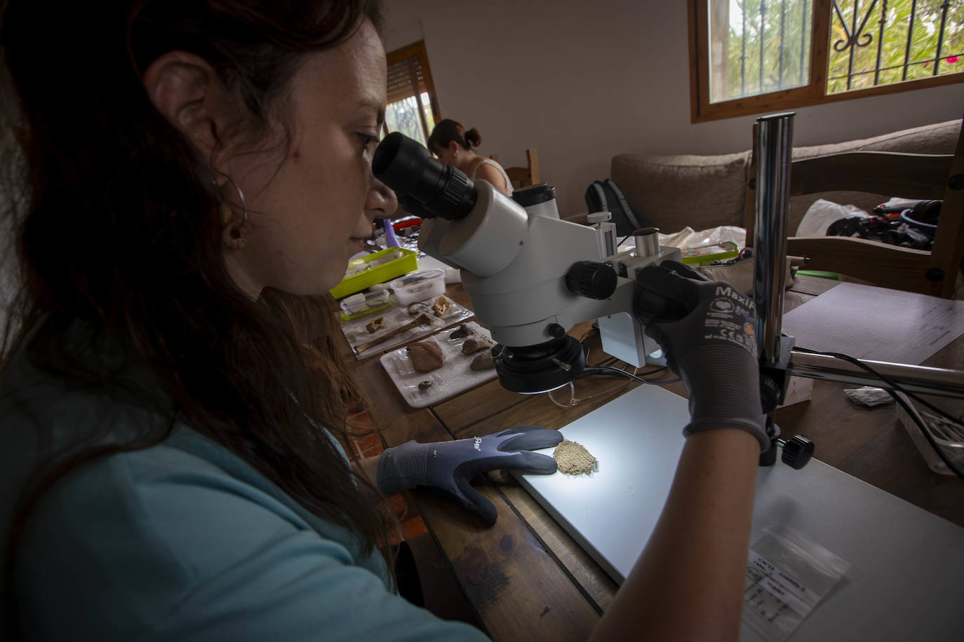 Analizando piezas al microscopio.