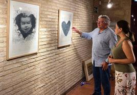 Marcelino Sánchez y África Colomo, visitando la muestra.