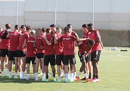 Manafá pasa por un pasillo de collejas que le hicieron sus compañeros.