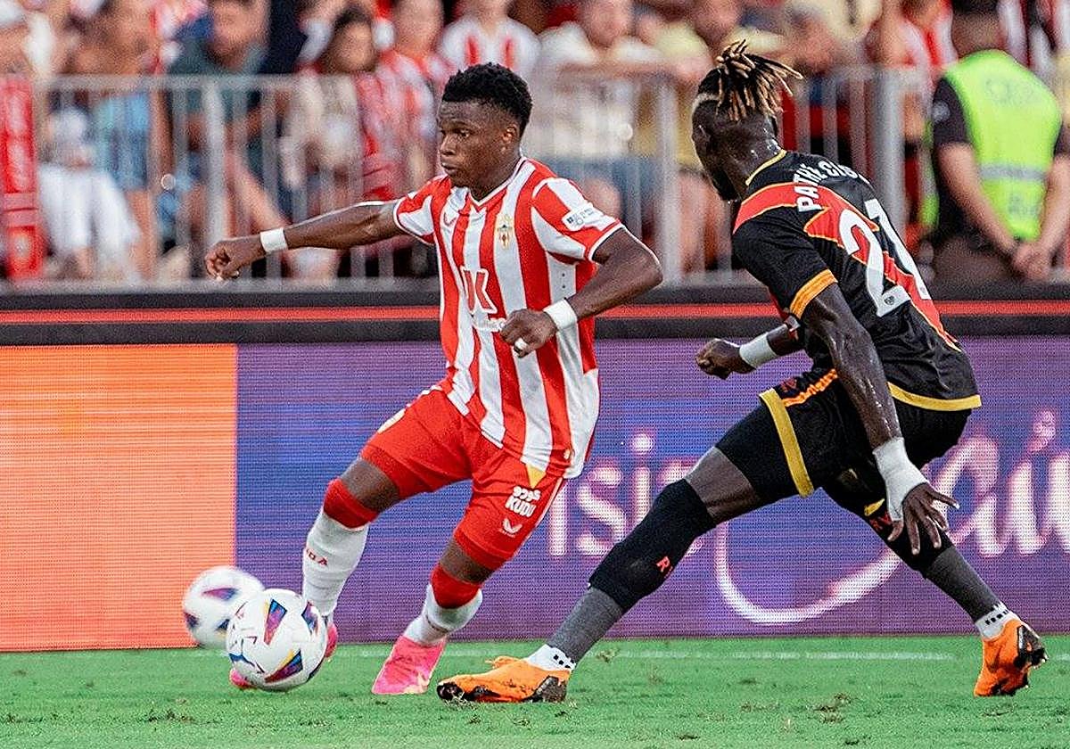 Largie Ramazani conduce el balón vigilado por Ciss.