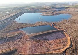 Imagen de archivo de la balsa durante su llenado.