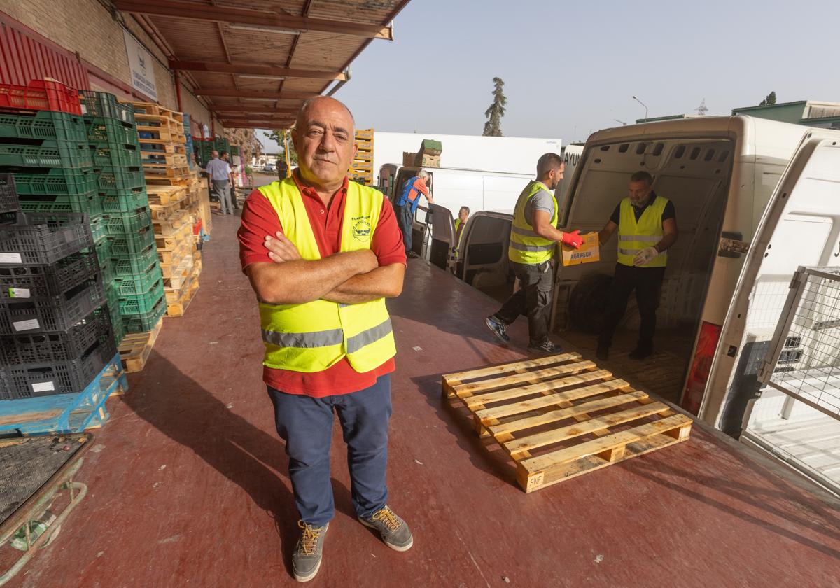 Manolo Marchal, enfundado en un chaleco amarillo, en el andén de Mercagranada donde el Banco de Alimentos reparte comida.