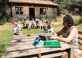 La script y futura directora, Marta M. Mata, trabaja en su guion en compañía de los hijos e hijas de los participantes.