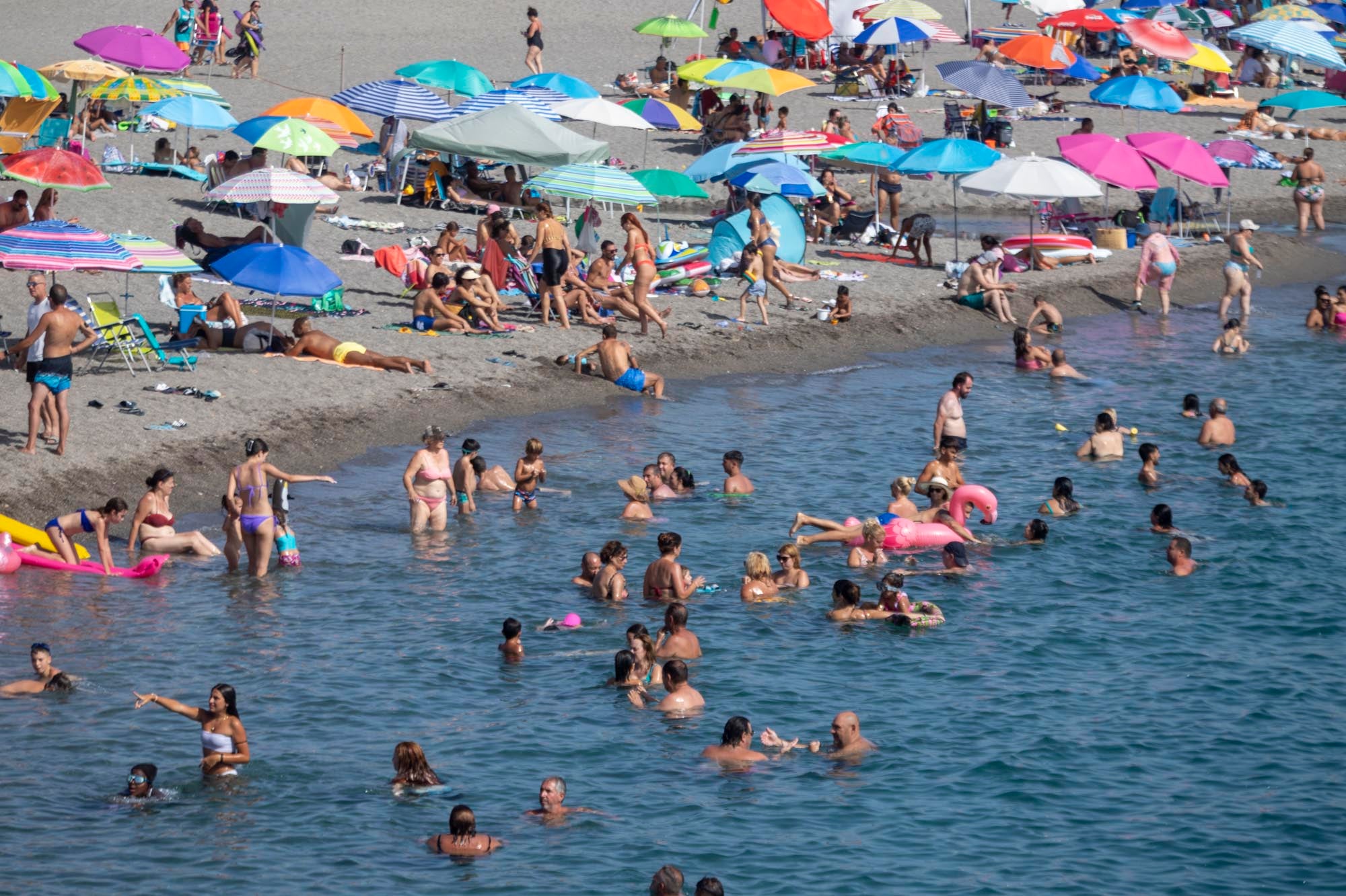 Las imágenes del lleno total en la Costa de Granada para el puente