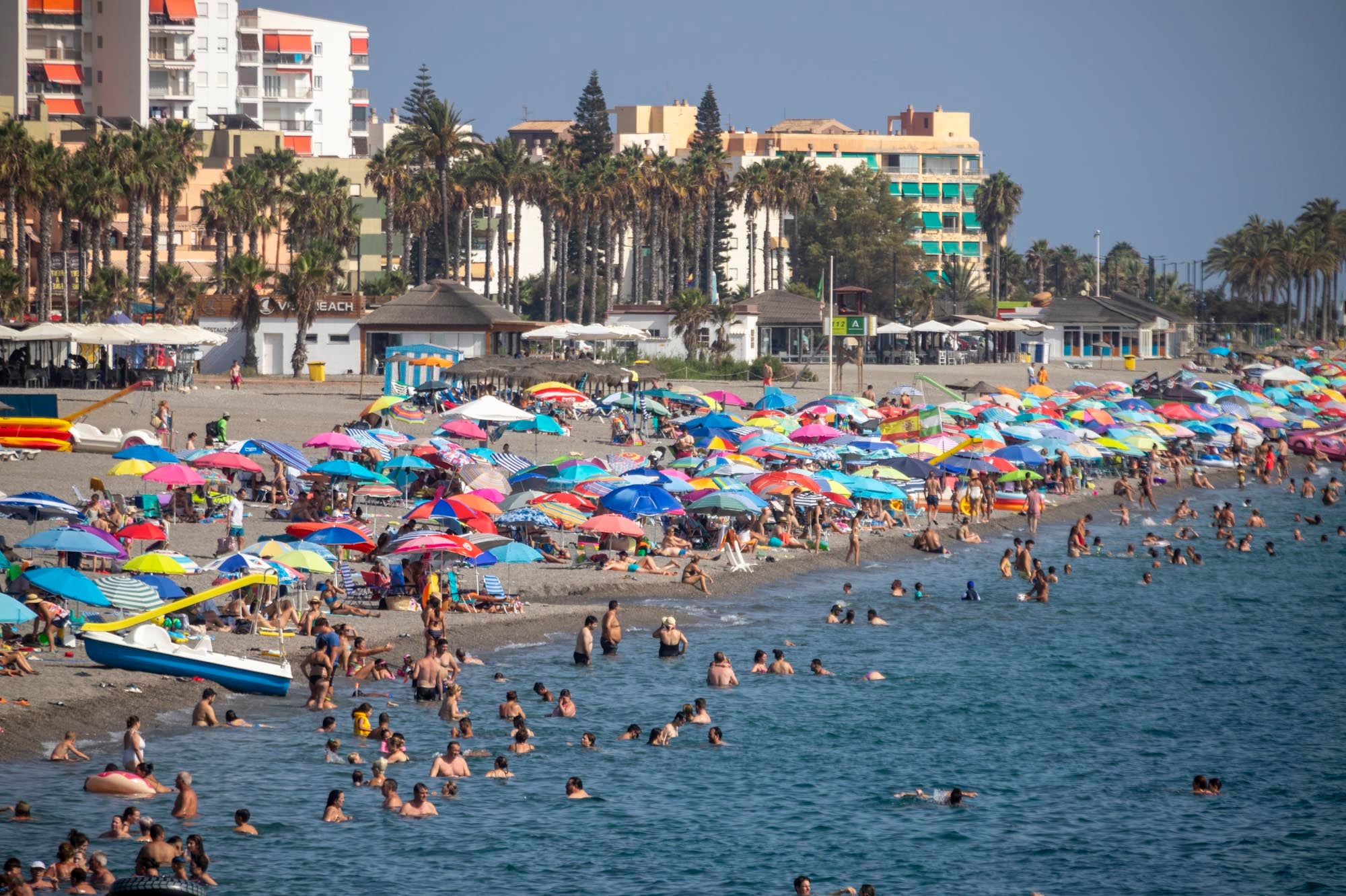 Las imágenes del lleno total en la Costa de Granada para el puente