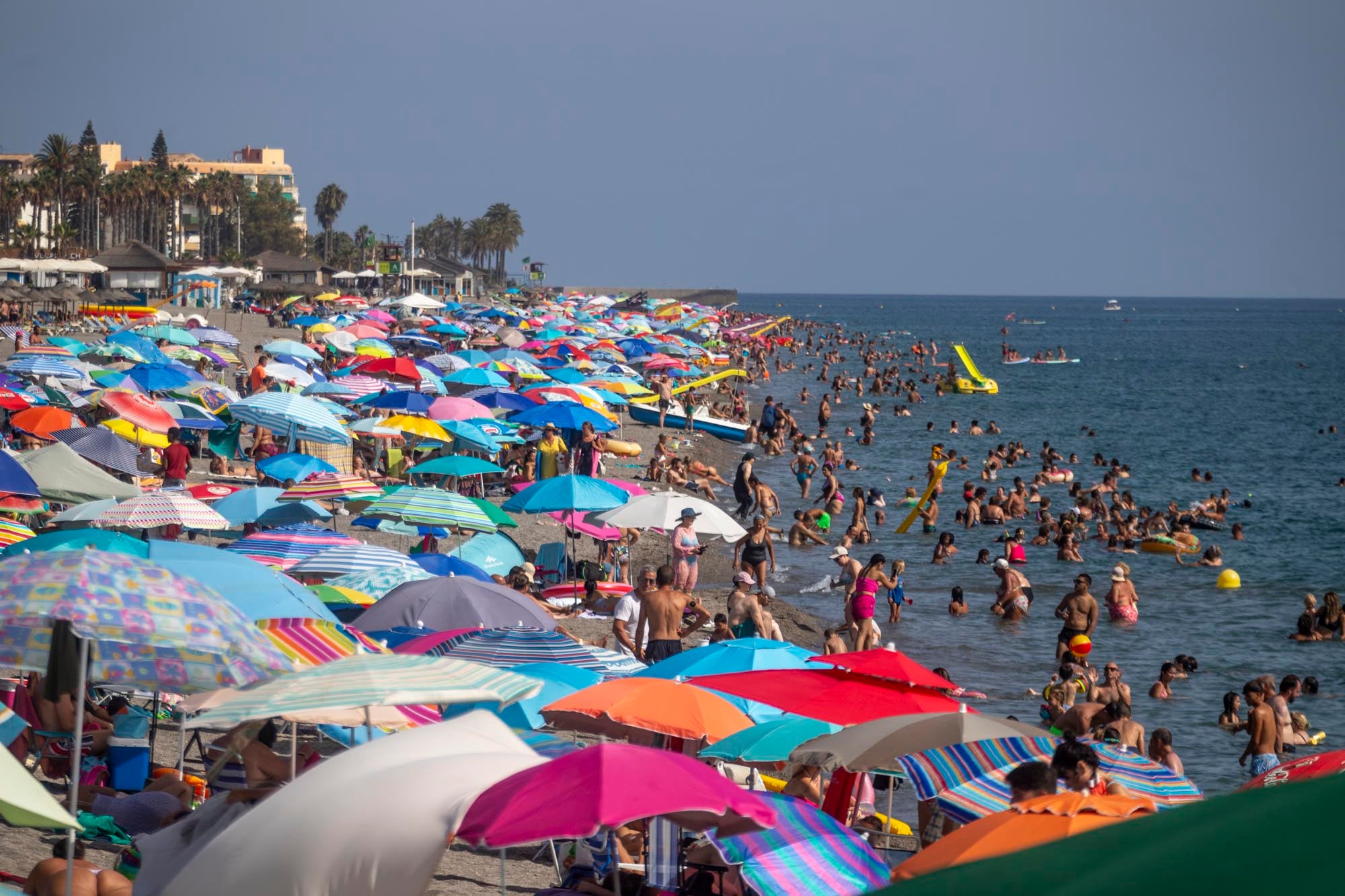 Las imágenes del lleno total en la Costa de Granada para el puente