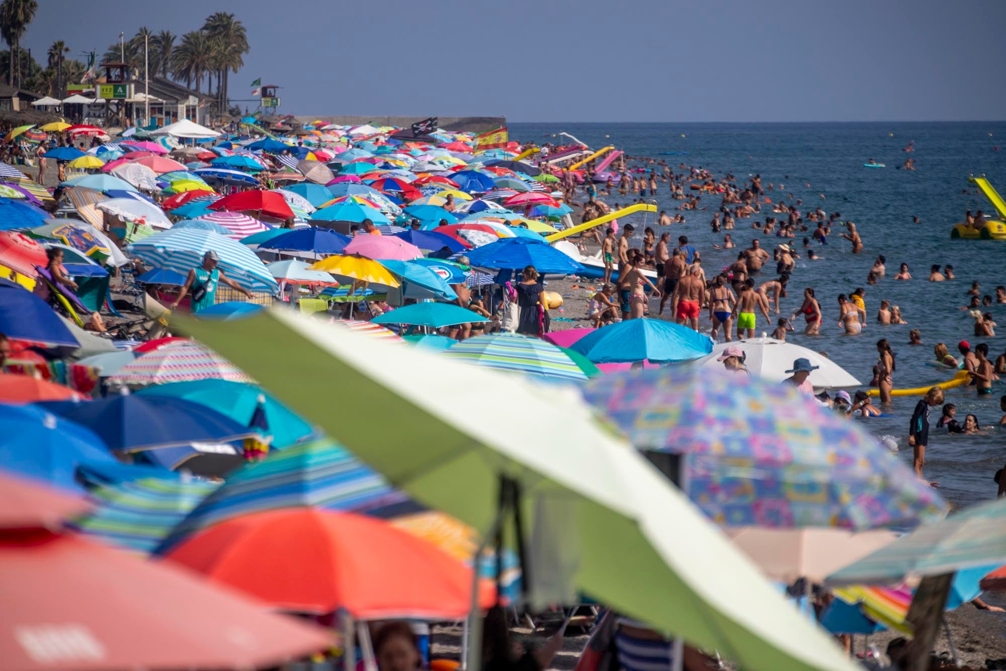 Las imágenes del lleno total en la Costa de Granada para el puente