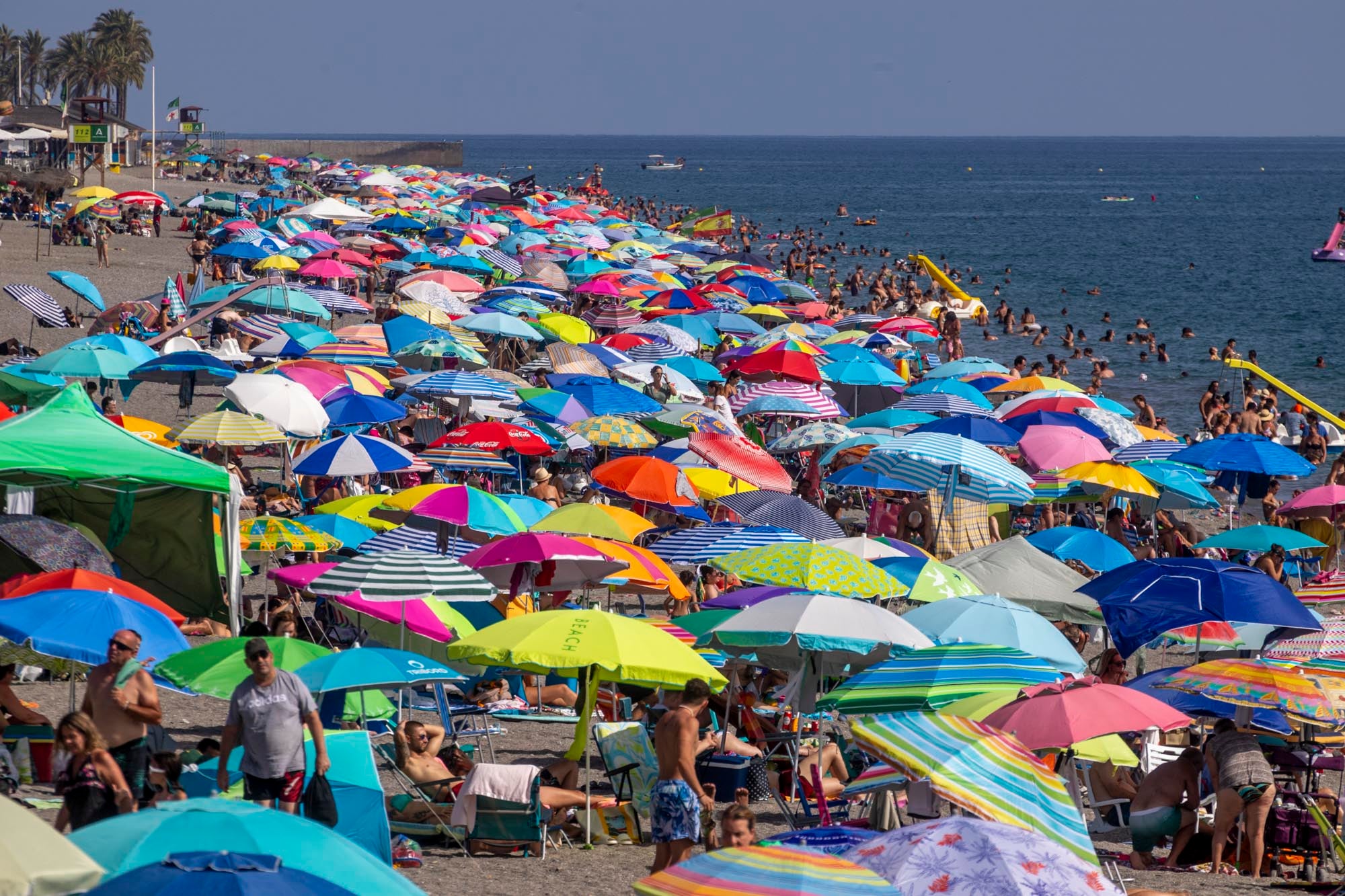 Las imágenes del lleno total en la Costa de Granada para el puente