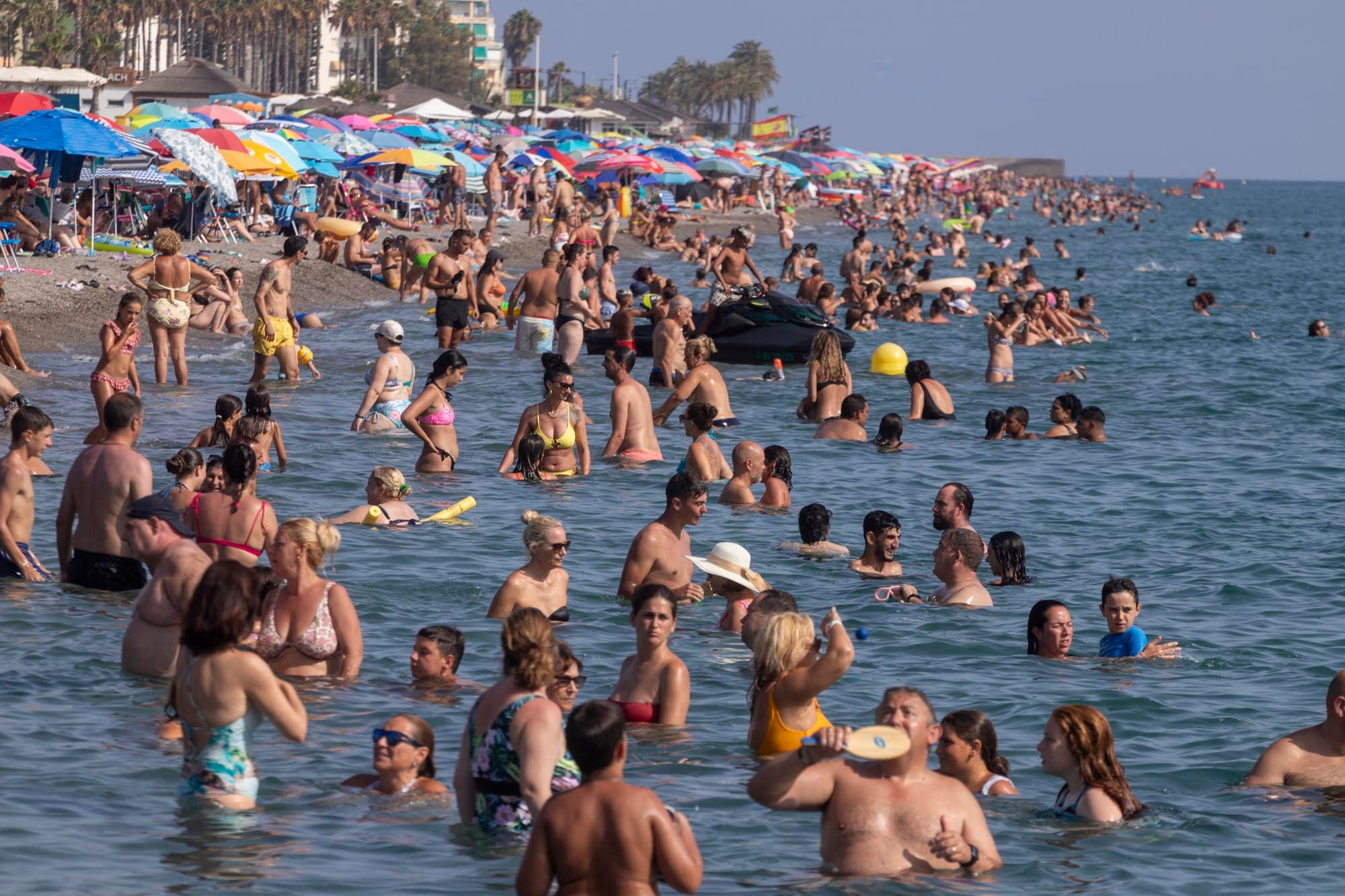 Las imágenes del lleno total en la Costa de Granada para el puente