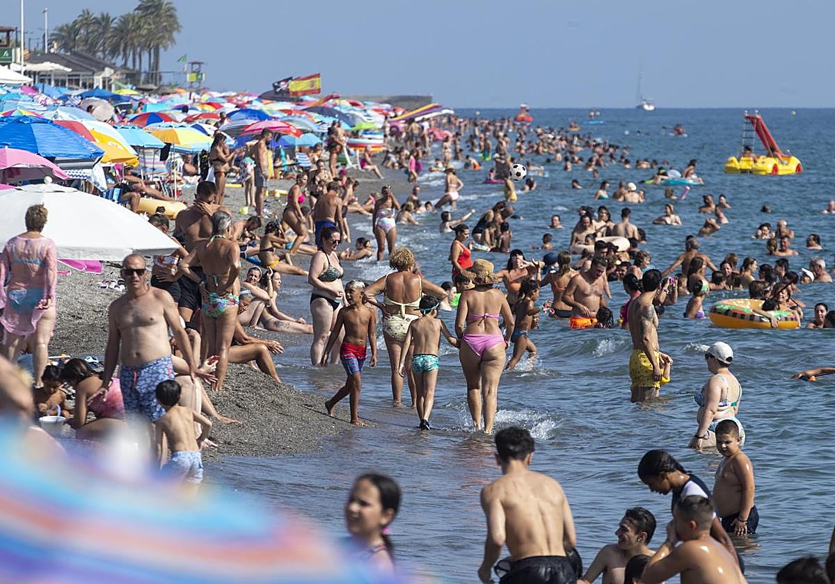 Las imágenes del lleno total en la Costa de Granada para el puente