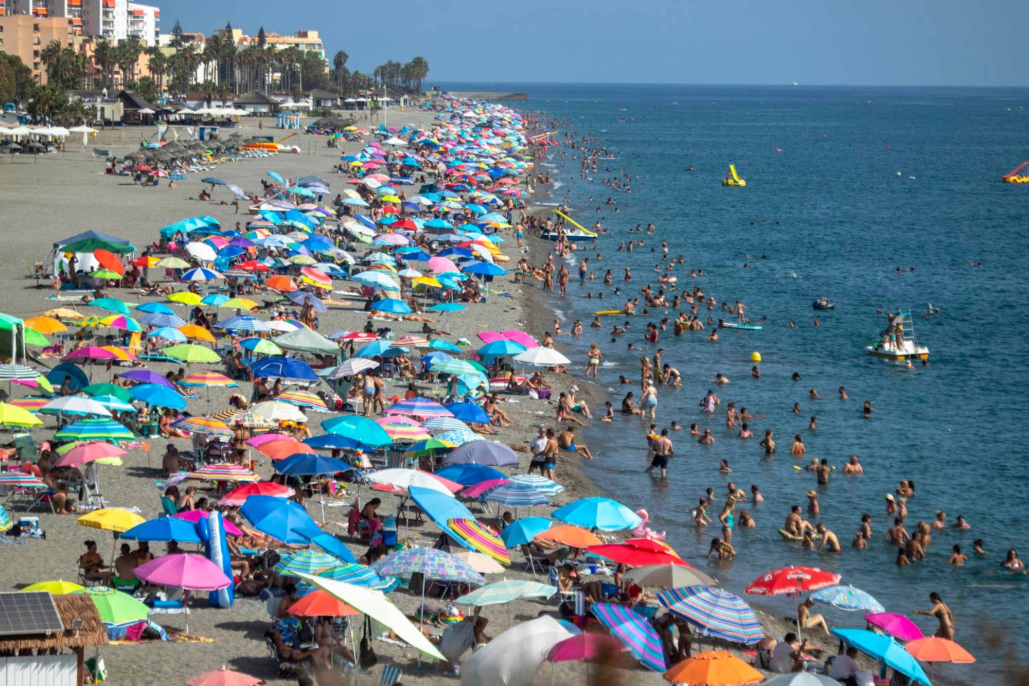 Las imágenes del lleno total en la Costa de Granada para el puente
