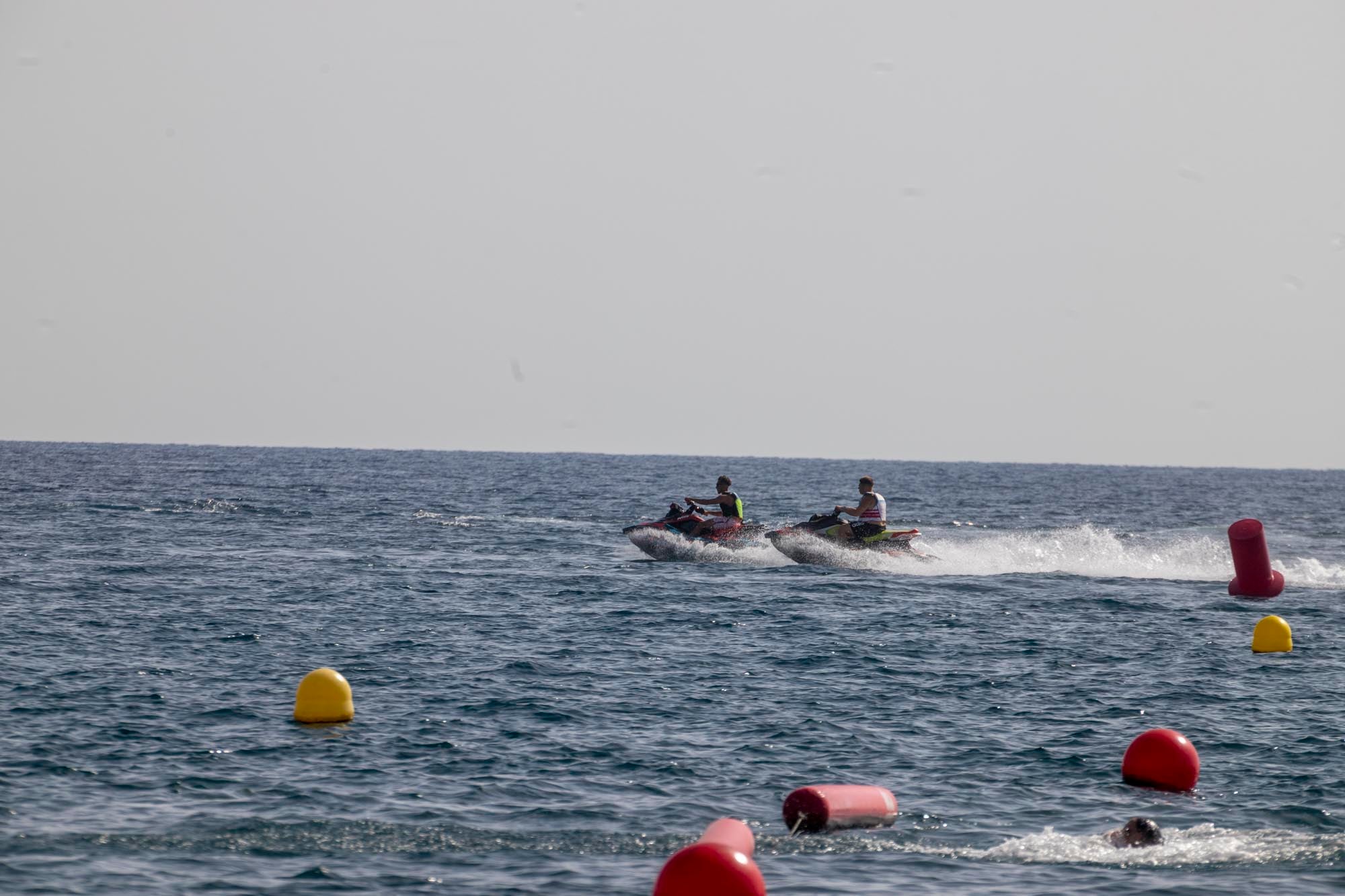 Las imágenes del lleno total en la Costa de Granada para el puente