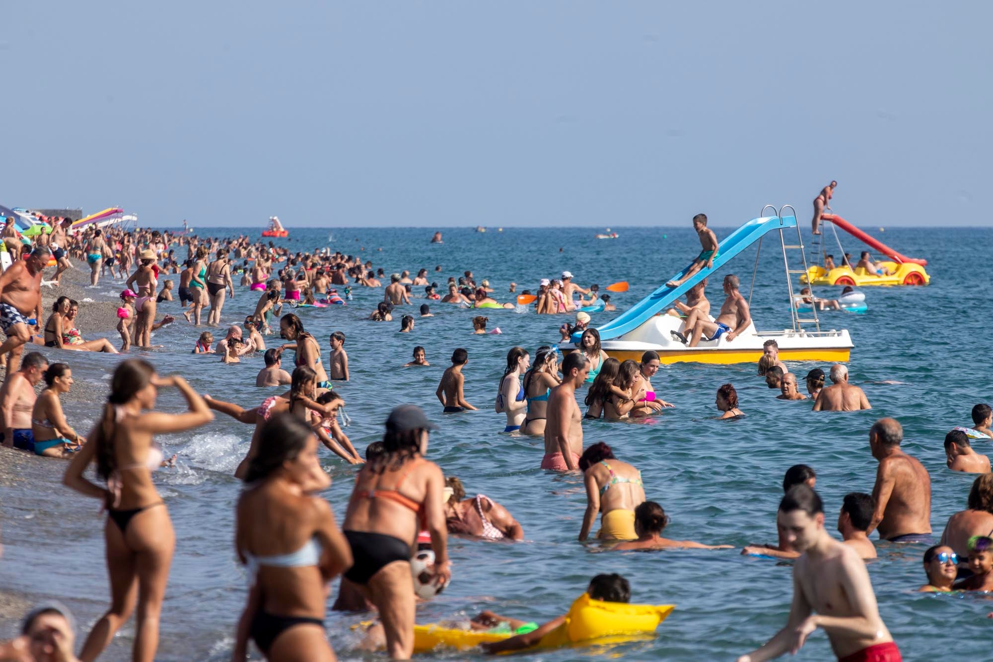 Las imágenes del lleno total en la Costa de Granada para el puente