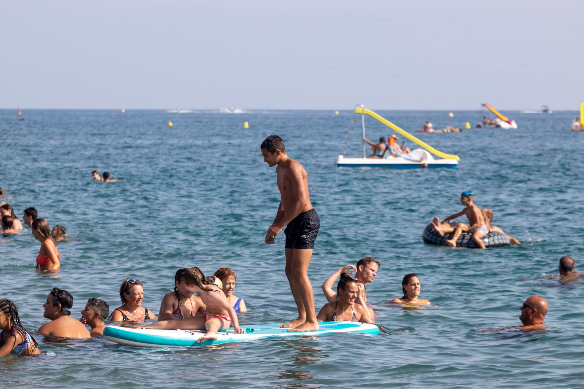 Las imágenes del lleno total en la Costa de Granada para el puente