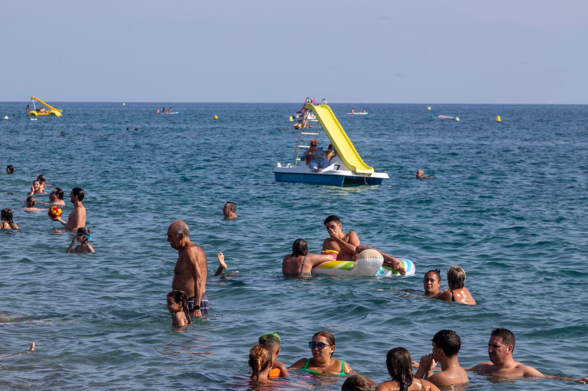 Las imágenes del lleno total en la Costa de Granada para el puente