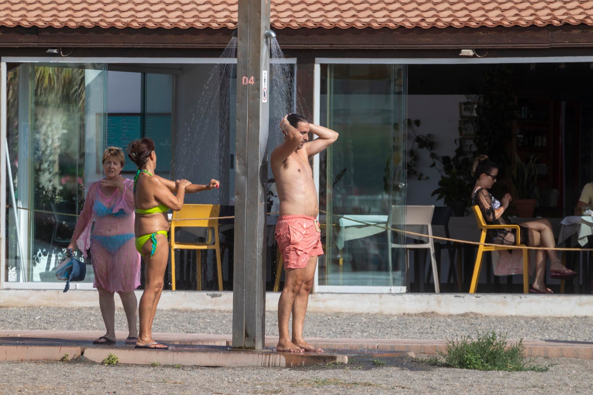 Las imágenes del lleno total en la Costa de Granada para el puente