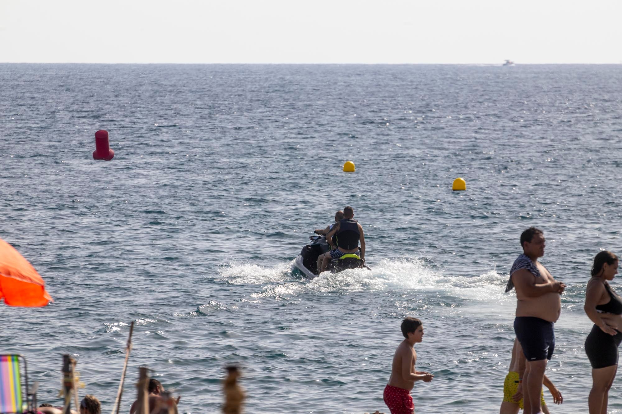 Las imágenes del lleno total en la Costa de Granada para el puente