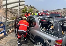 Bomberos de Motril intervienen en el acciente en la A-7