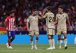 Sergio Ruiz choca la mano de Gonzalo Villar.